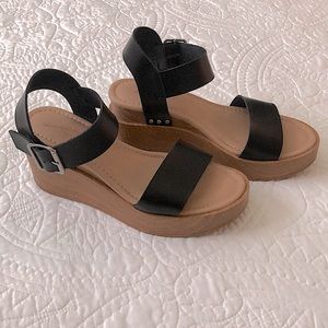 Universal Threads Wedge Heel Sandal